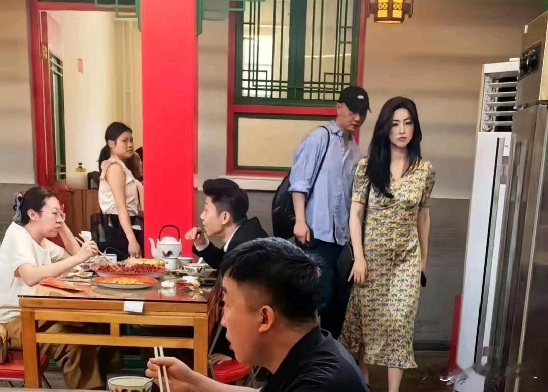 餐馆偶遇朱珠，她看着好普通啊。