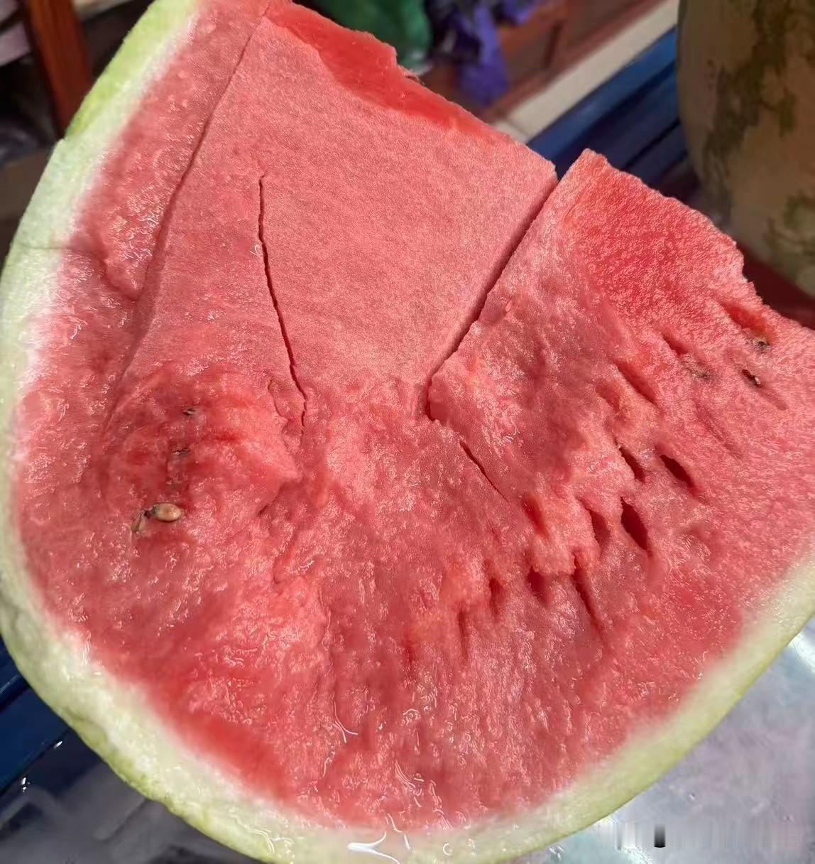 上蒸下煮二伏天，西瓜是寒凉食物，可以多吃吗？最近几天，时不时地总能刷到关于西