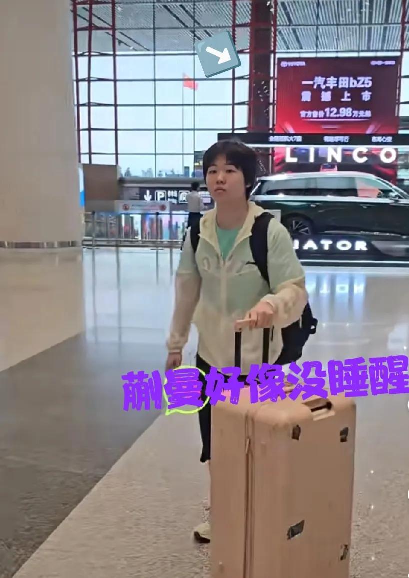 蒯曼好像没睡醒，看后面才是重点，00后送爸爸新车要用点心！#00后送爸爸的第一