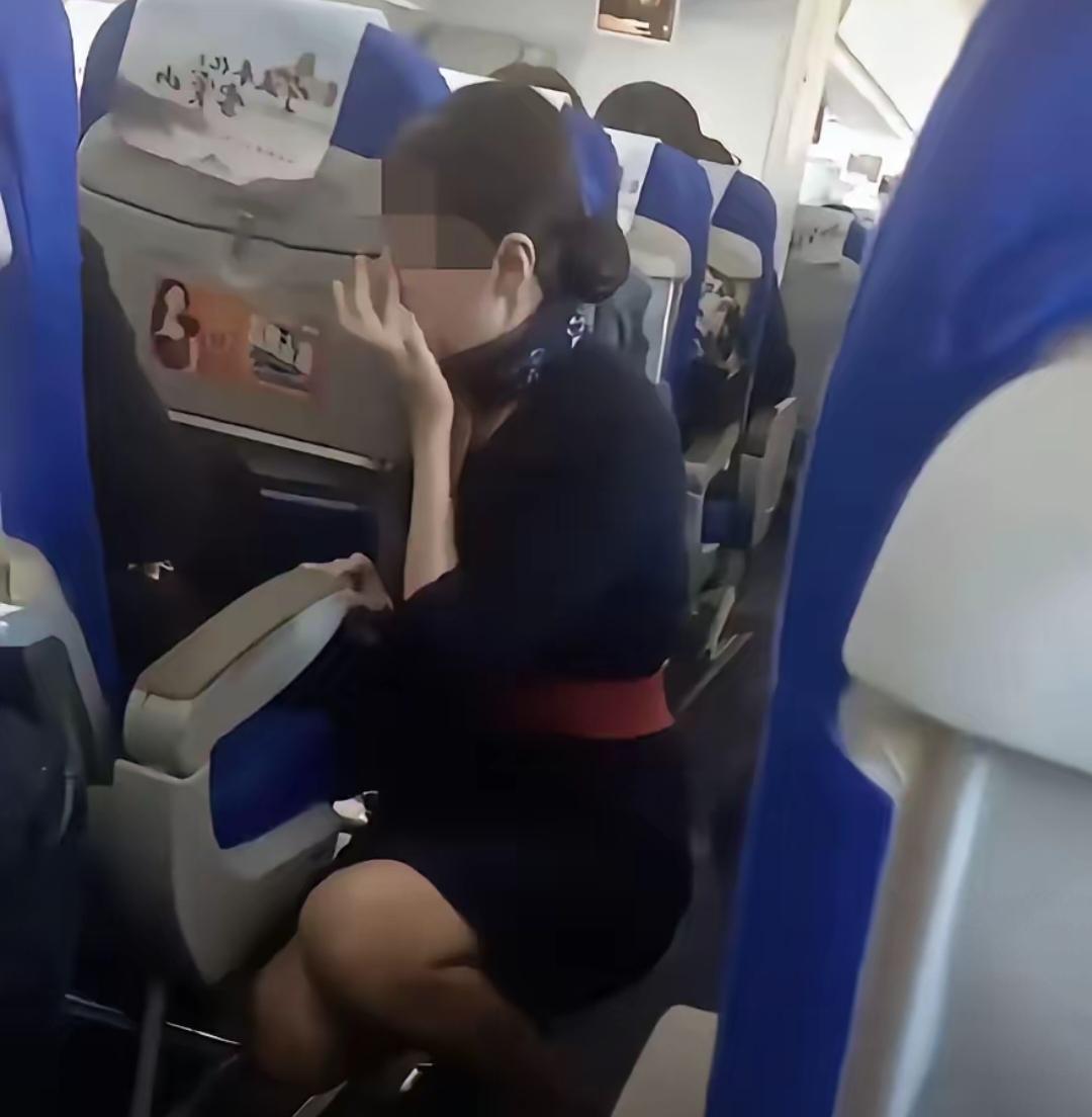 东航下跪这事儿我朋友的女儿就是空姐，她给我说了一句实话，这下跪其实不是那么简单