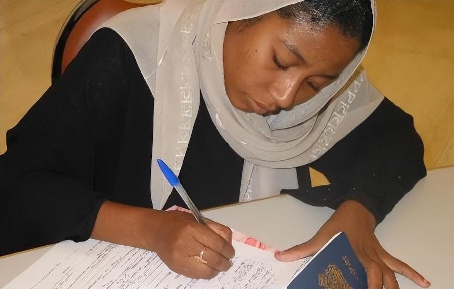 19年前，肯尼亚女孩夏瑞馥一封自称郑和水手后裔的信，震动了中国。2004年，她1