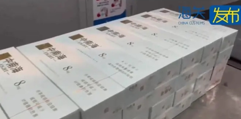 怎么敢带的啊？威海大水泊国际机场，一名男性旅客下飞机后，等着拿扫描的行李，可刚拿