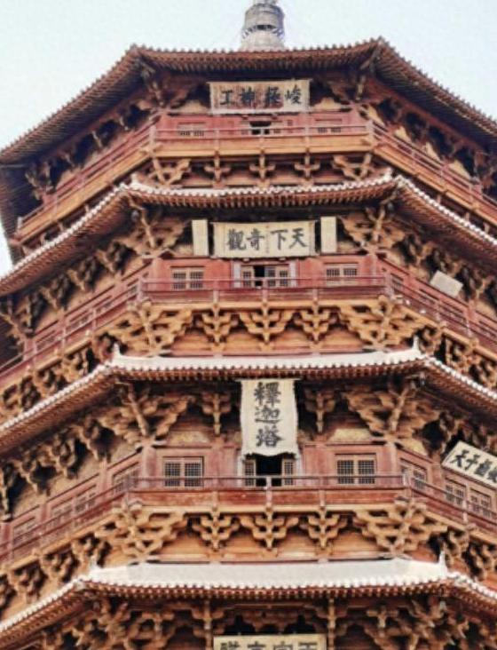 1974年，一木匠维修应县木塔，突然发现，二层佛像肚子有个洞，伸手一掏，竟掏出一