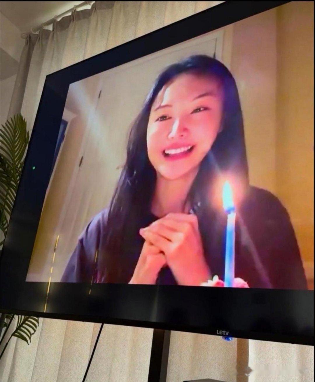 35岁郑爽在美国和粉丝一起庆祝生日。她的状态看起来挺好的，脸变圆润了不少，整个人