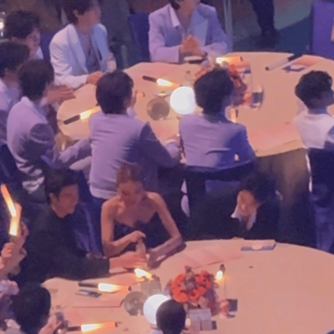 肖战容祖儿碰保温杯姐弟俩上次见面是时装周时，有酒杯的话他俩高低切而斯一个！​​