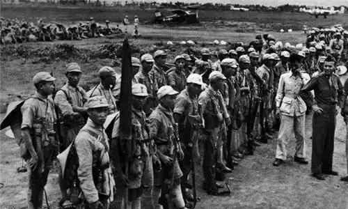 1960年春节，毛泽东在广州冬休，居住在鸡颈坑。隔着车窗望去，那扇熟悉的窗户