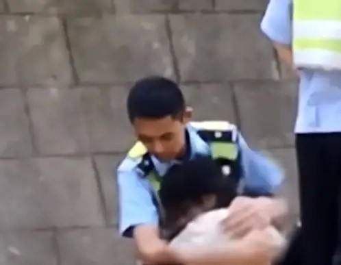 【又暖又帅！23岁交警泥浆中救出女子后轻拥安抚，网友：安全感爆棚】近日，陕西安康