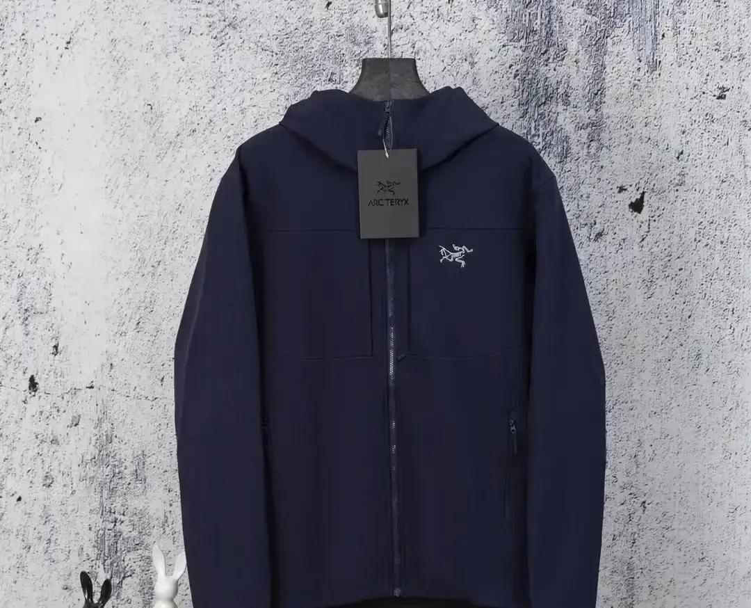 深蓝外套断货72小时昨天跑断腿才抢到，柜台只剩样衣。导购说欧洲货正在飞，两