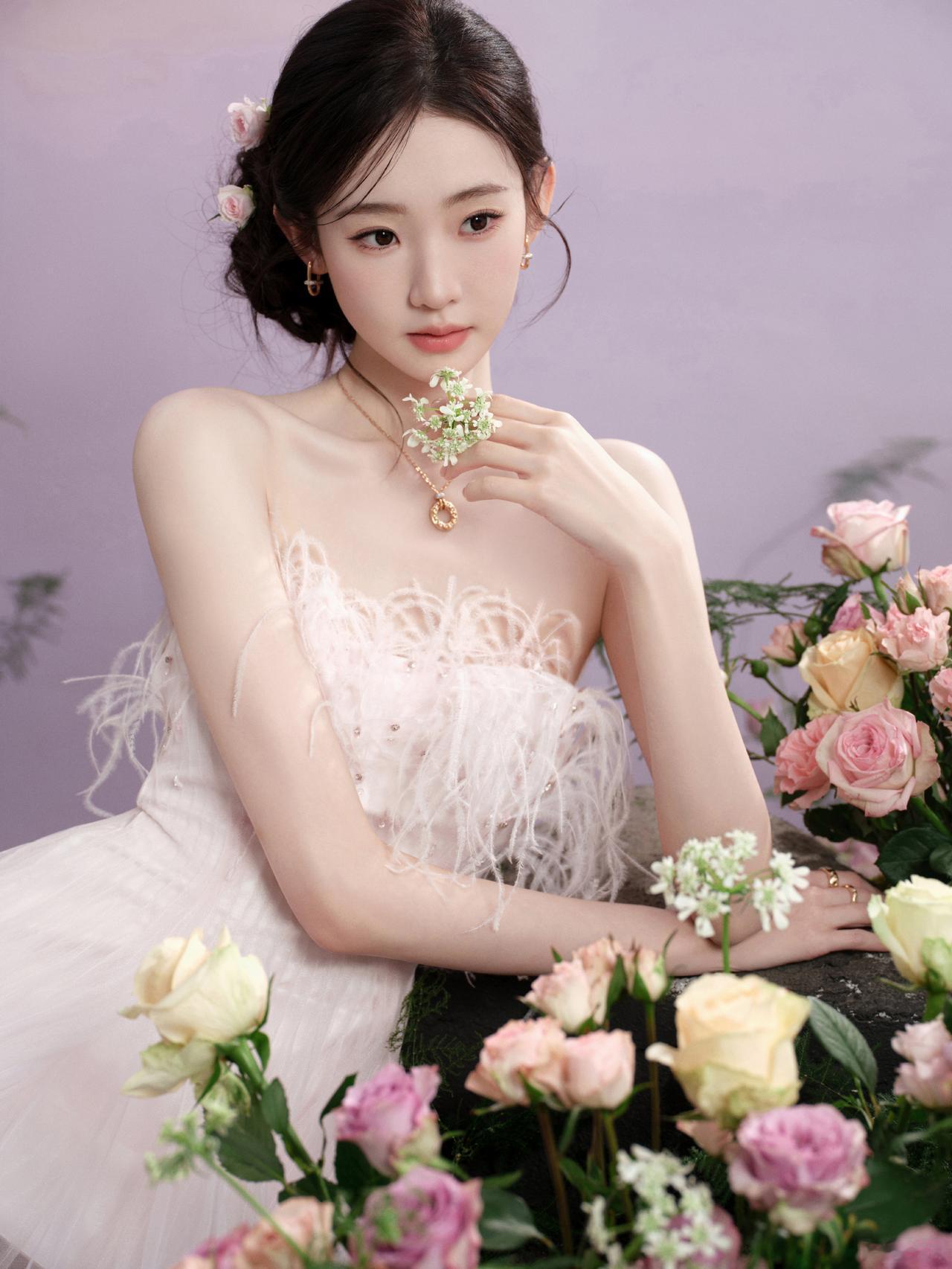 仙气十足！张艺凡身穿渐变抹胸纱裙，在繁花云雾中轻盈灵动，或捧花互动，或温婉凝视，