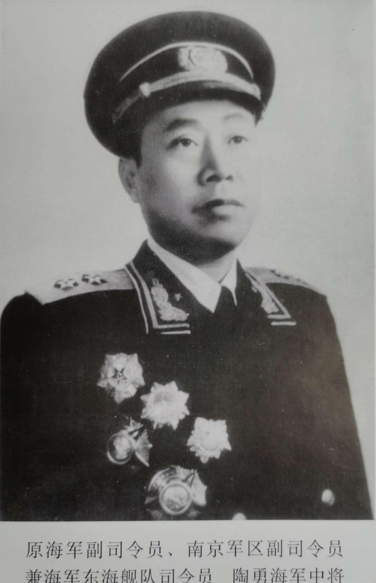 1941年，海匪孙二虎和陶勇去洗澡，出来后一个人匆匆塞给他一封信点击，他不认字