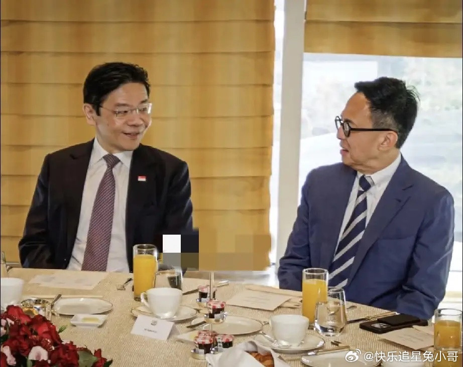 何超琼好厉害，与李泽楷、霍启刚一起参加活动，她是在合影时居中间的，李泽楷罕见露面