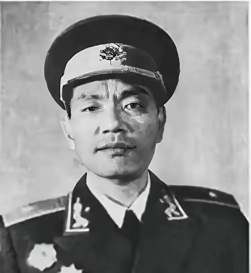 1982年，开国少将尤太忠视察部队，见一副团长好生眼熟，暗骂一句大事不好，立刻打