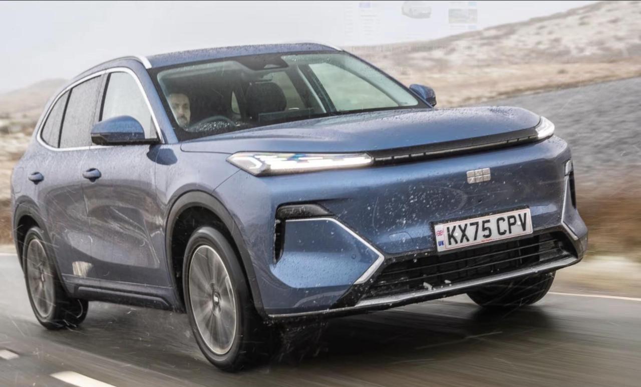 看看英国人怎么评价吉利星舰7EM-i星舰7在国内定位紧凑型SUV，2755mm
