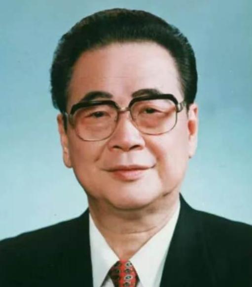 1992年7月，邓颖超因病离世，谁知，邓颖超去世前一日说出的是“李鹏”二字，这背
