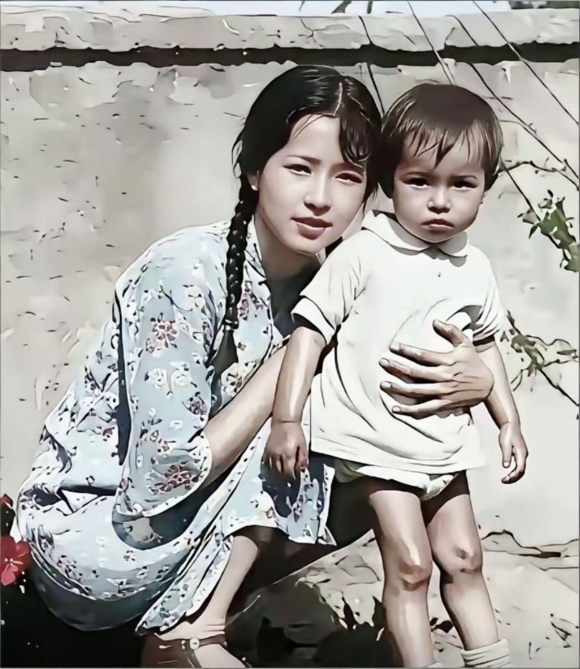 这张林徽因带孩子的照片估计你没见过吧？照片里林徽因带的小女孩叫梁再冰刚满1岁左