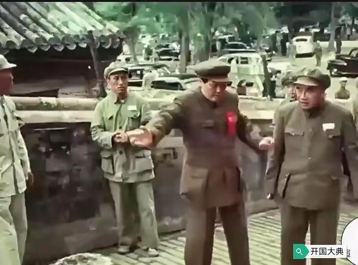 那是开国大典，在登上天安门城楼的庄严时刻，毛主席请人民解放军总司令朱德先上…
