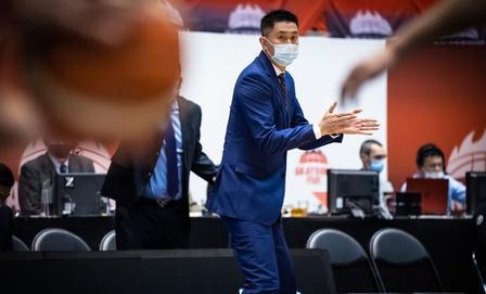 离谱！有件事我怎么都想不通，主教练带队跟日本男篮连打四场，场场全胜，最高一场直接
