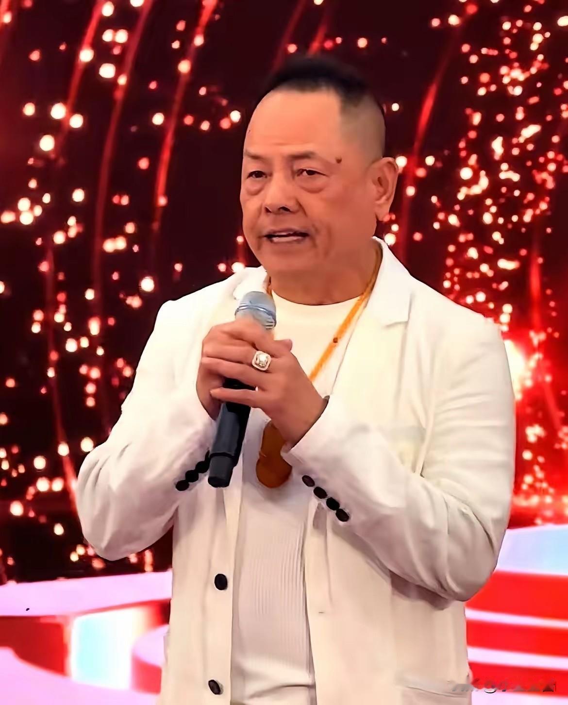 崩牙驹，引发热议。7月28日，71岁的崩牙驹，冲上热搜，他在澳门举办生日宴，