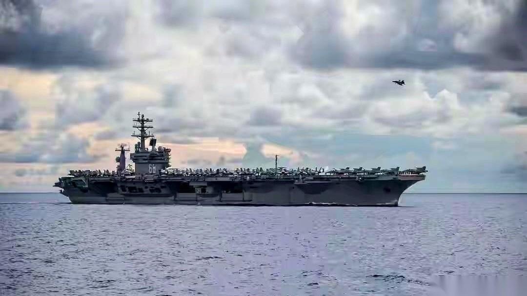 美军航母，跑了。三天前，这支“林肯”号航母打击群还在南海跟菲律宾耀武扬威。甲板