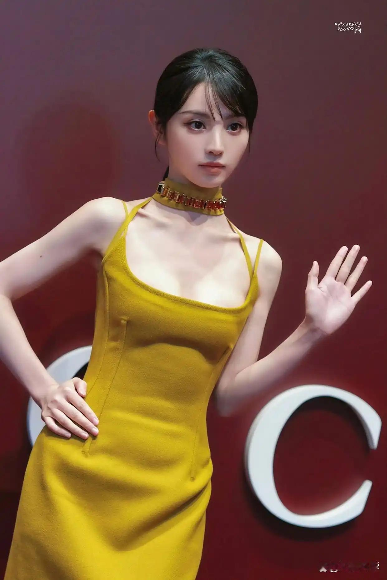 田曦薇抹胸造型，小田身材也太好了吧​​​