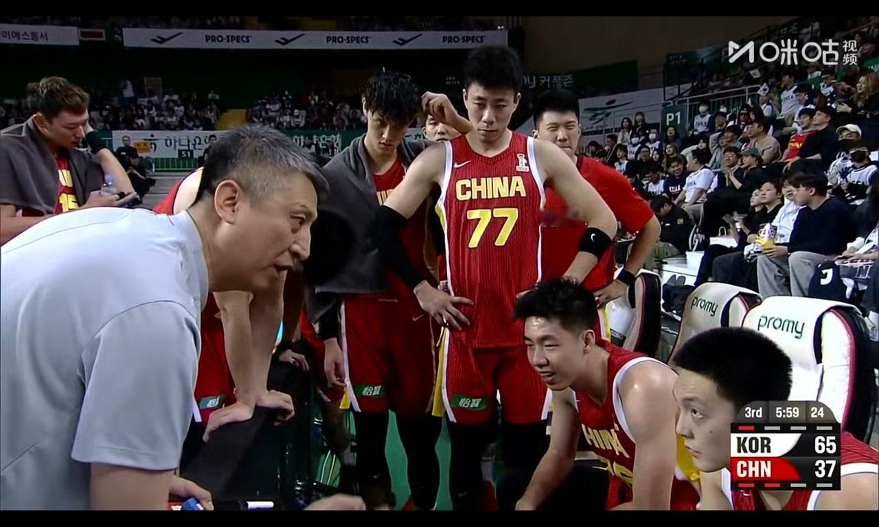 郭士强笨得数学太差，凭什么指望胡明轩，去防守201cm的李贤重在青年队比赛中