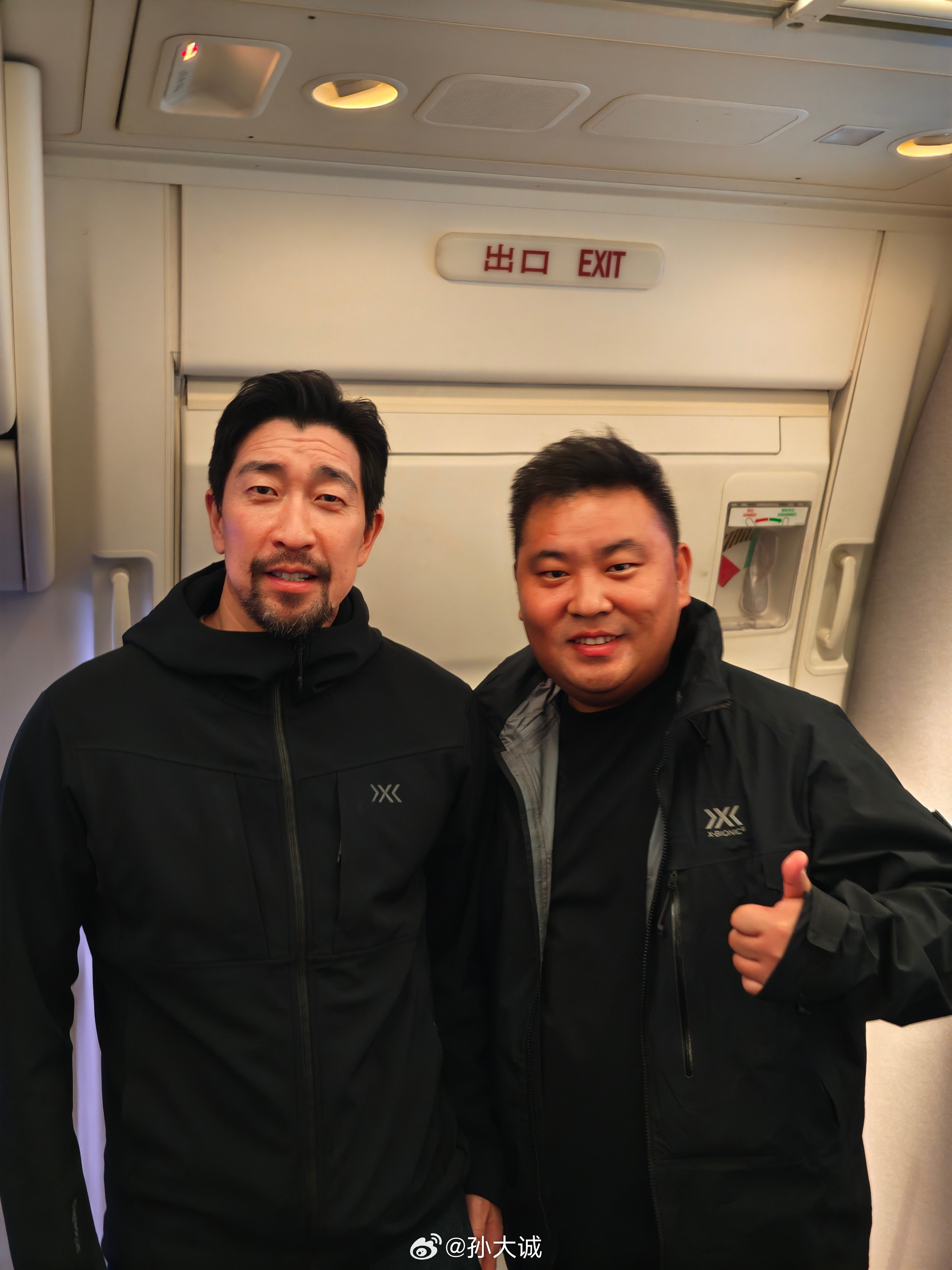 得益于下飞机下得晚，居然偶遇了同去F1的老师复刻了那张宝马7系活动上的合影王老