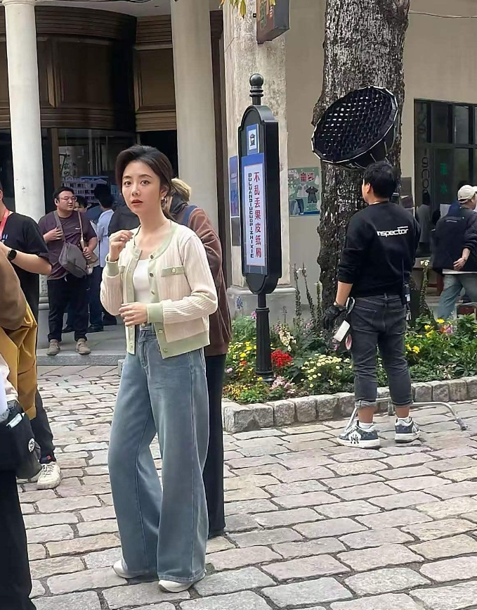 刷到路人拍的谭松韵时我惊了，镜头里怎么还显老？直到看见有人说“现实里完全两个样”