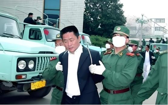 1993年8月23日晚上，郑州友爱路布匹批发市场附近一条昏暗的小巷子里，一个叫冯