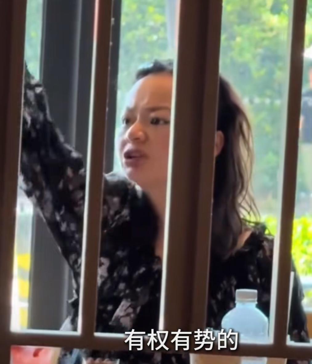 打工人的委屈谁懂啊！8月24日，上海星巴克店内，一位女子仅仅因为店员漏点了一杯