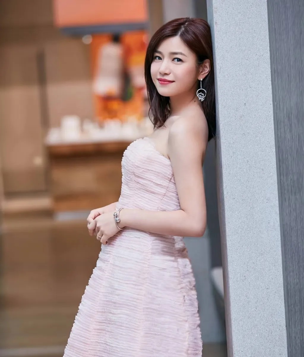 陈晓和陈妍希离婚后都像卸了担子。陈晓在文联活动上穿黑西装演讲，眼里有光，