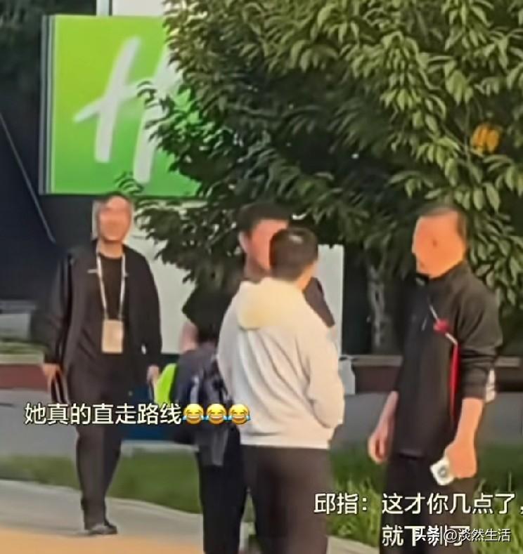 笑屎我了！[呲牙笑]莎莎你倒是拐个弯啊!就这样明晃晃，直悠悠的从主管教练与总