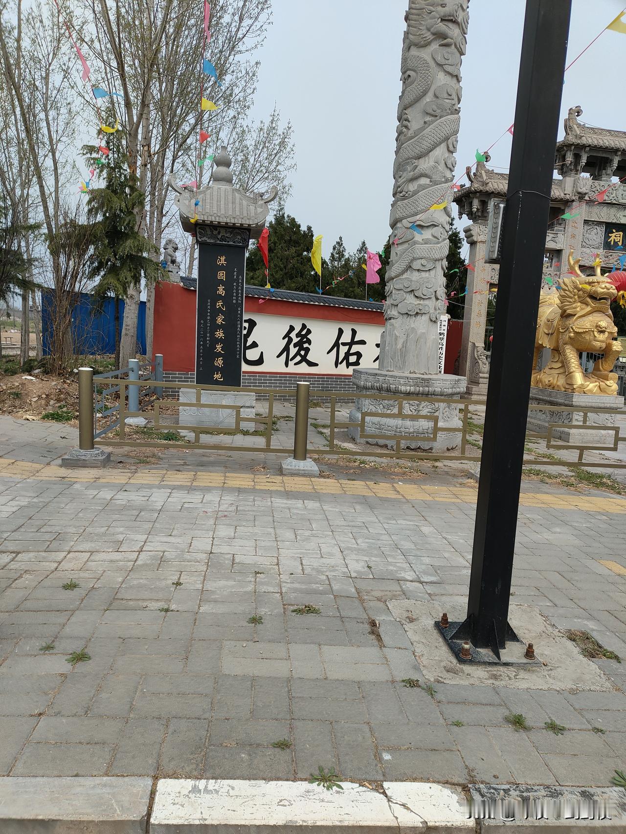 四月初，我叔伯堂兄出殡的那天，我回到老家，原生产队长83岁的老婆，紧紧握着我的手