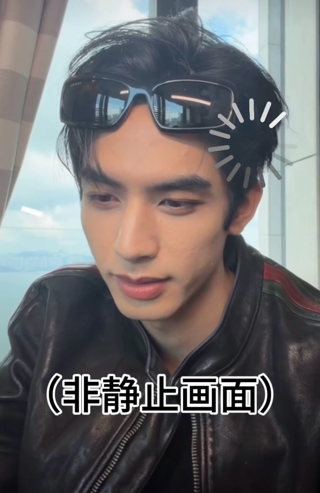 宋威龙遇到难回答的问题又不说话了直播名场面又来了，随口念出粉丝想看健身vlog的