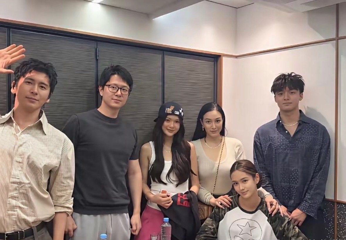 钟丽缇和张伦硕带着二女儿的男朋友一块儿家庭旅行了。最右边那个高高大帅的男孩，就Jaden的男朋友，俩