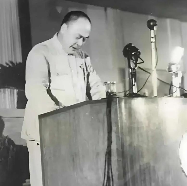 1958年2月，考虑到周总理身上工作实在太多，经请示毛主席以后，把时任国务院副总
