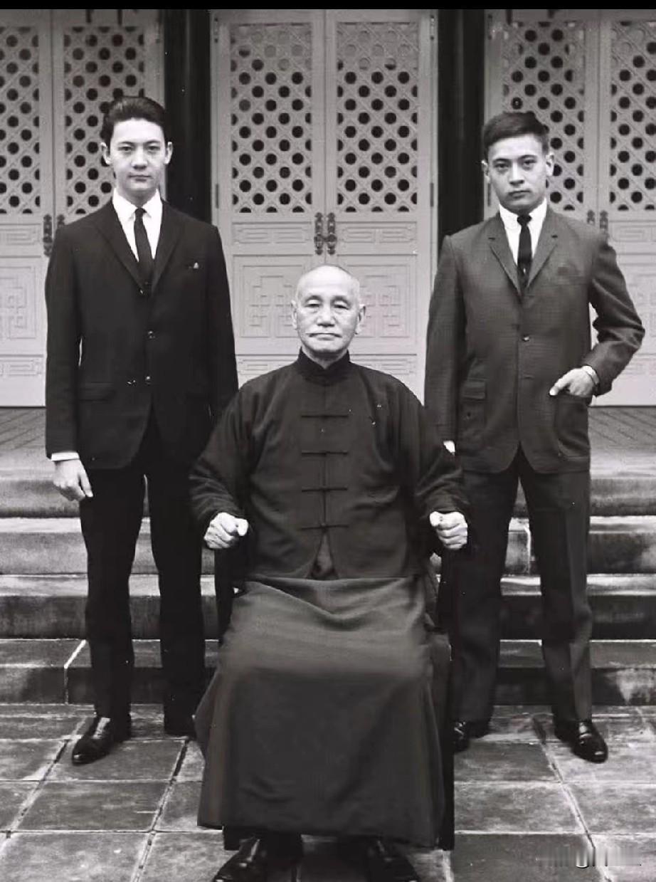这是中华民国五十五年(1966)，蔣公与两位孙子蒋孝武及蒋孝勇的合影照，蒋友青跟