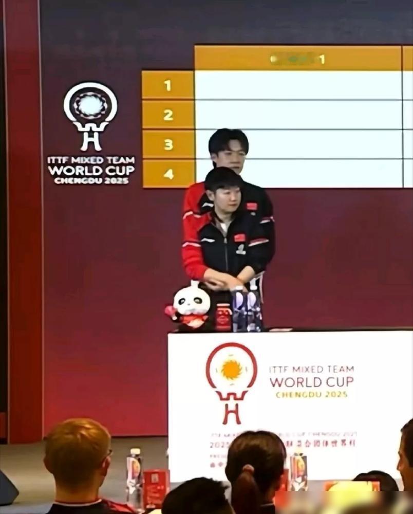 抽签仪式，两小只站在台上，这体型差真的太完美了～​第一眼真的看错了，还以为耶