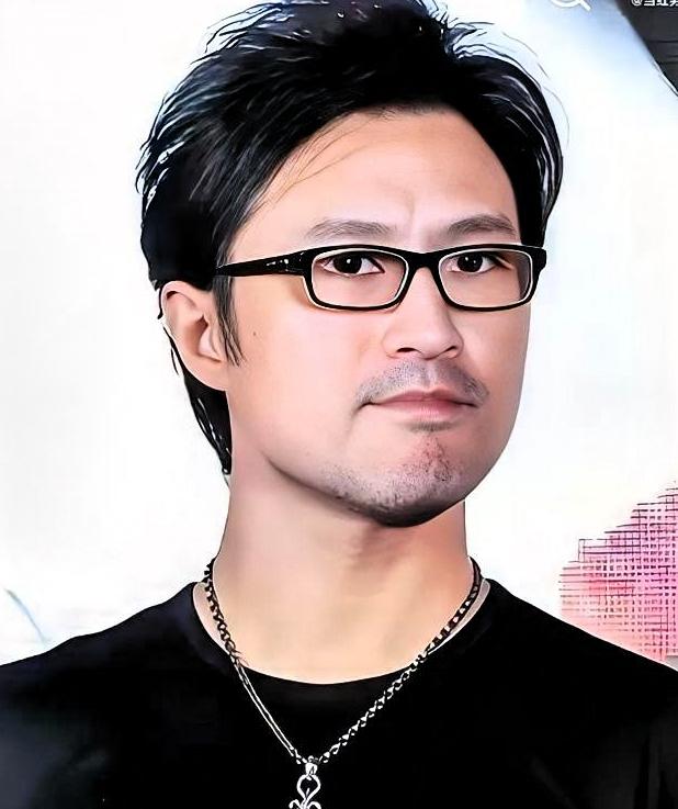 汪峰说：八年婚姻像熬高考。网友骂他矫情，我听了却想哭。离婚后第一个冬天，他把