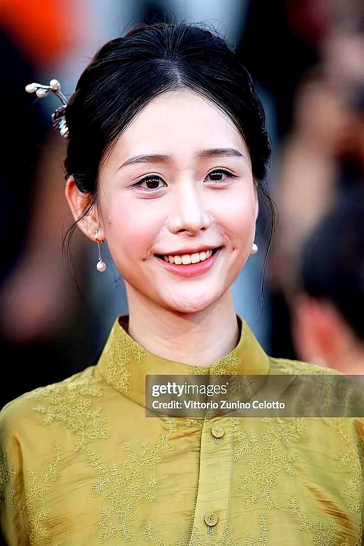 威尼斯红毯上全在拼深V透视，外国记者的长枪短炮却死死盯住了一块素布。中国女孩王晓慧提着裙摆往前走。没