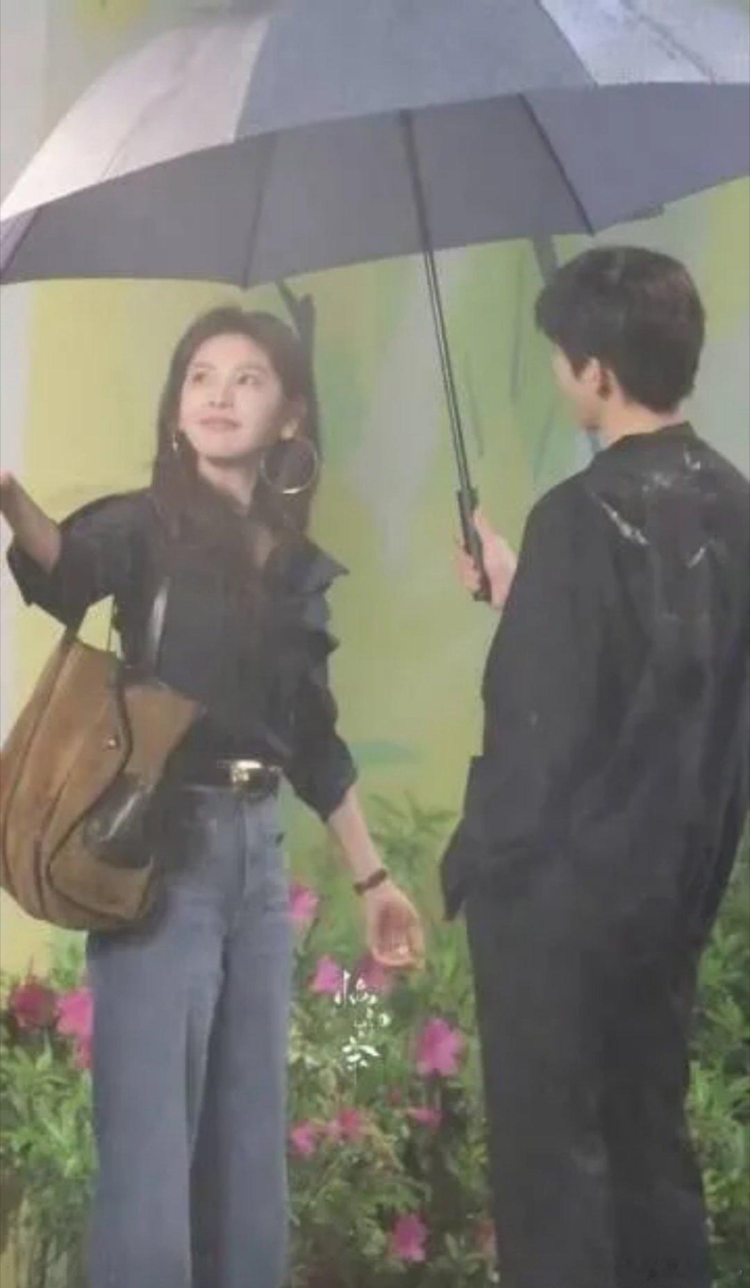 王安宇把伞全偏向章若楠那边，自己半边身子都露在外面，细节杀真的甜到心巴上！爱是一