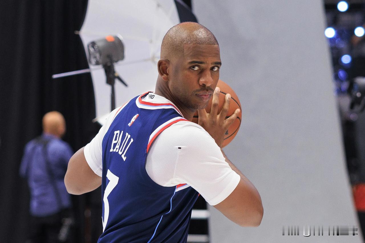 继续羞辱！洛杉矶快船队在美国时间3日凌晨突然决定与老将保罗分手，并立刻将其从亚特