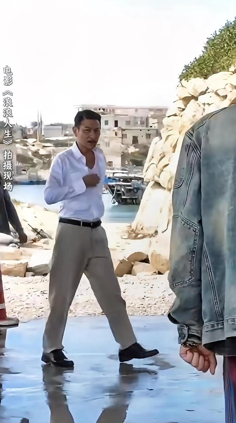 很多人觉得刘德华长相平平无奇，但就是很神奇，留起胡子气场一米八，一下子有了以