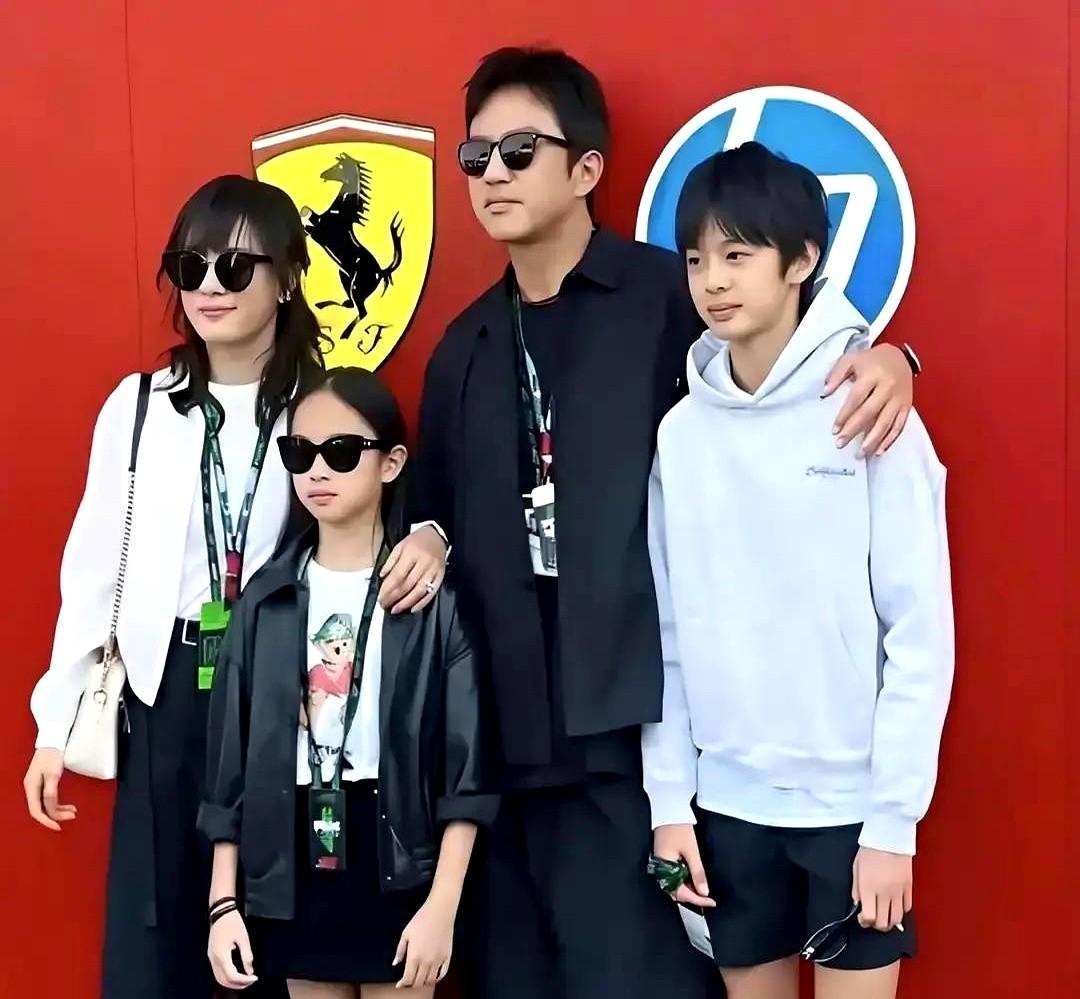 邓超这基因实在太霸道，亲闺女小花简直跟他是一个模子刻出来的。他在节目里吐槽说