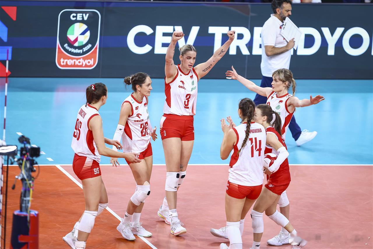 【时隔17年！波兰女排重燃欧锦赛夺牌希望🇵🇱】2026女排欧锦赛¼决赛，波