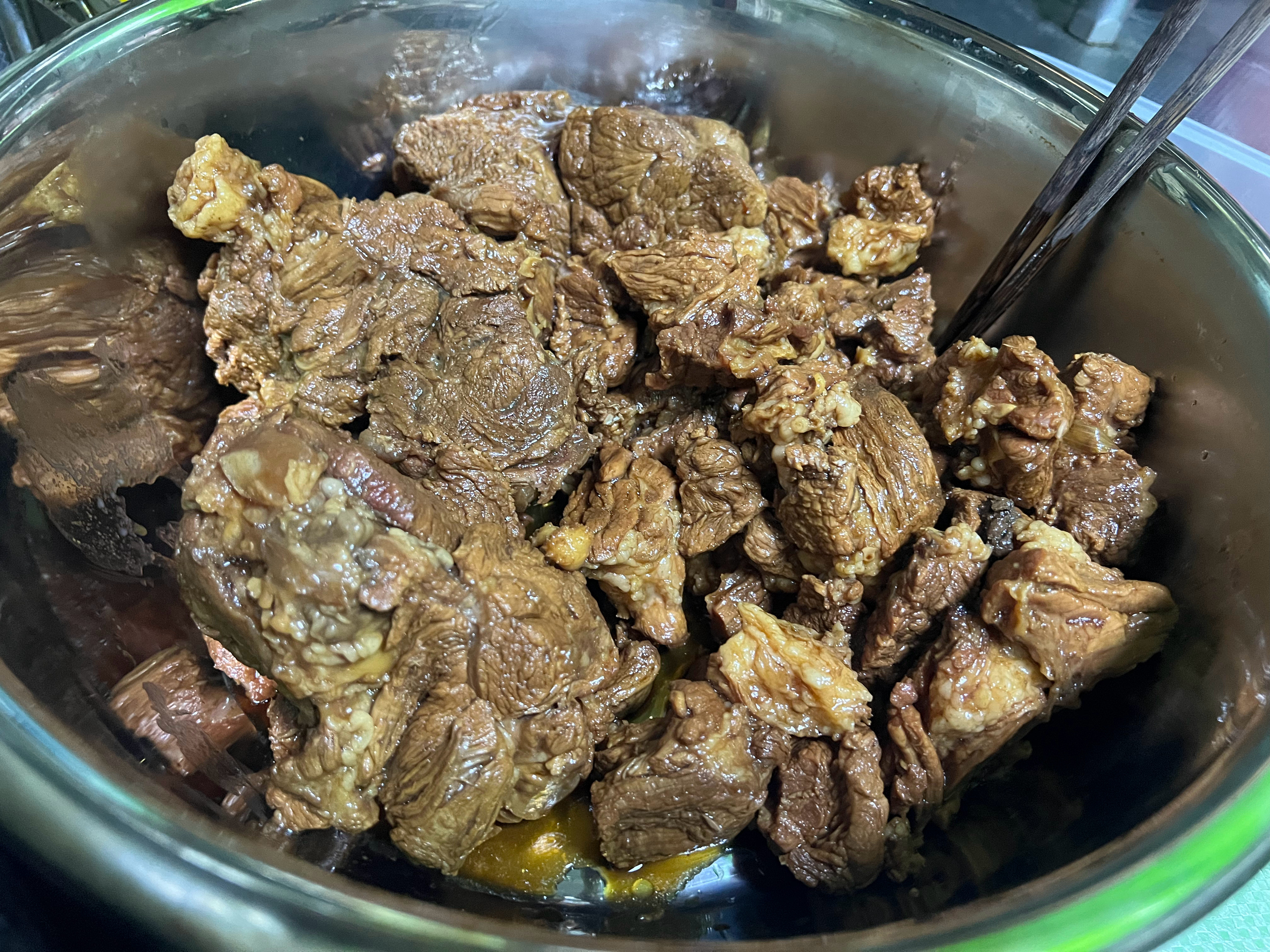 下班到家！妈妈做的一大锅牛肉～～～爽吃！！！