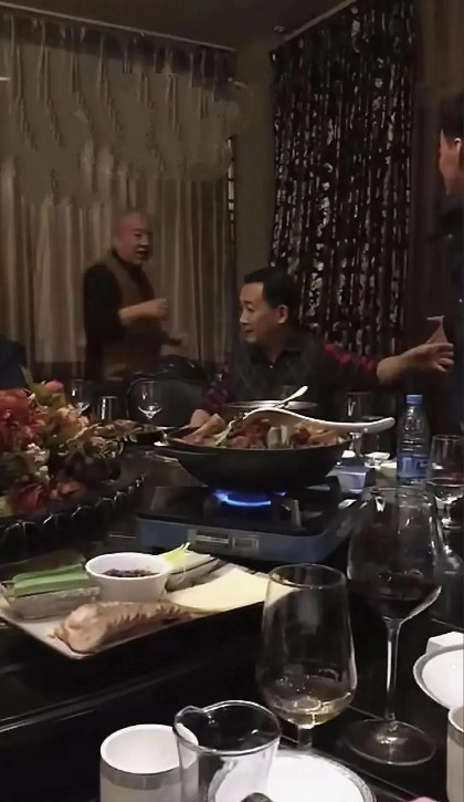 在一次聚会中，说相声的刘惠，来梁天这桌来敬酒，刘慧端着酒杯走过来。梁天轻描淡写一