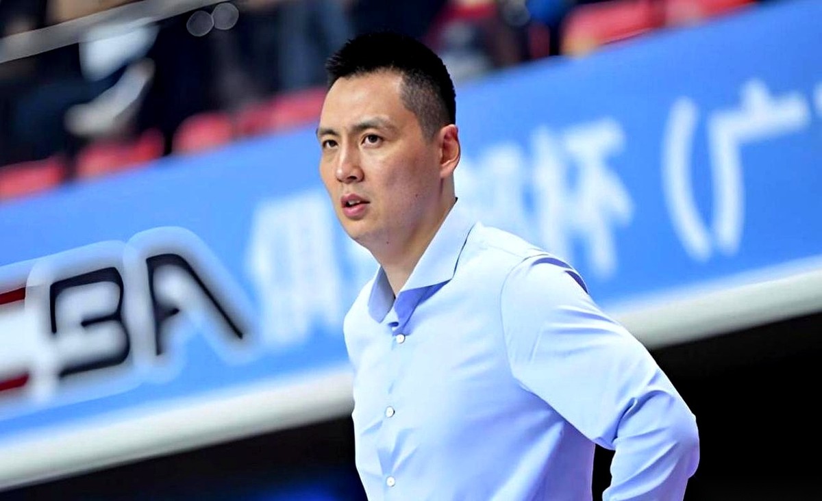 上海男篮打辽宁男篮苦战了两个加时才险胜，主教练卢伟赛后连深度分析都没做。上海媒体人坚称这是主帅故意收