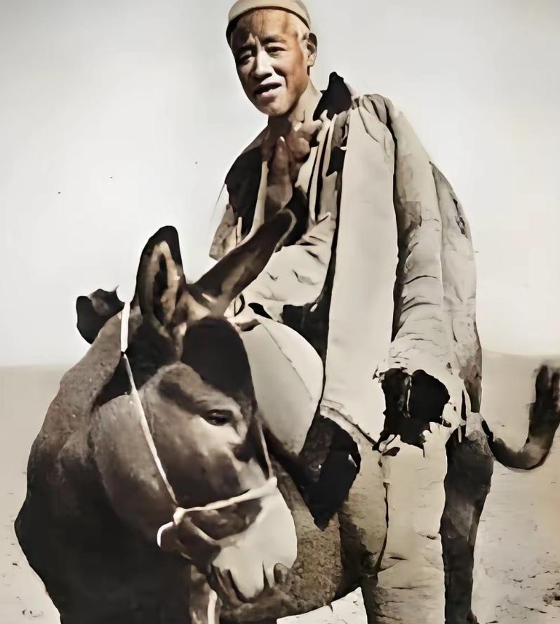 1943年，53岁的老农参加八路军，没想到第一次上战场就让战友们大吃了一惊，这位