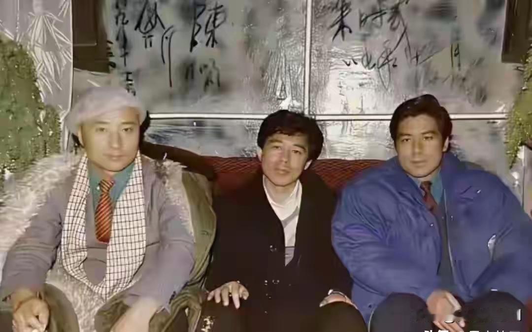 一张老照片，有人知道中间那位是谁吗