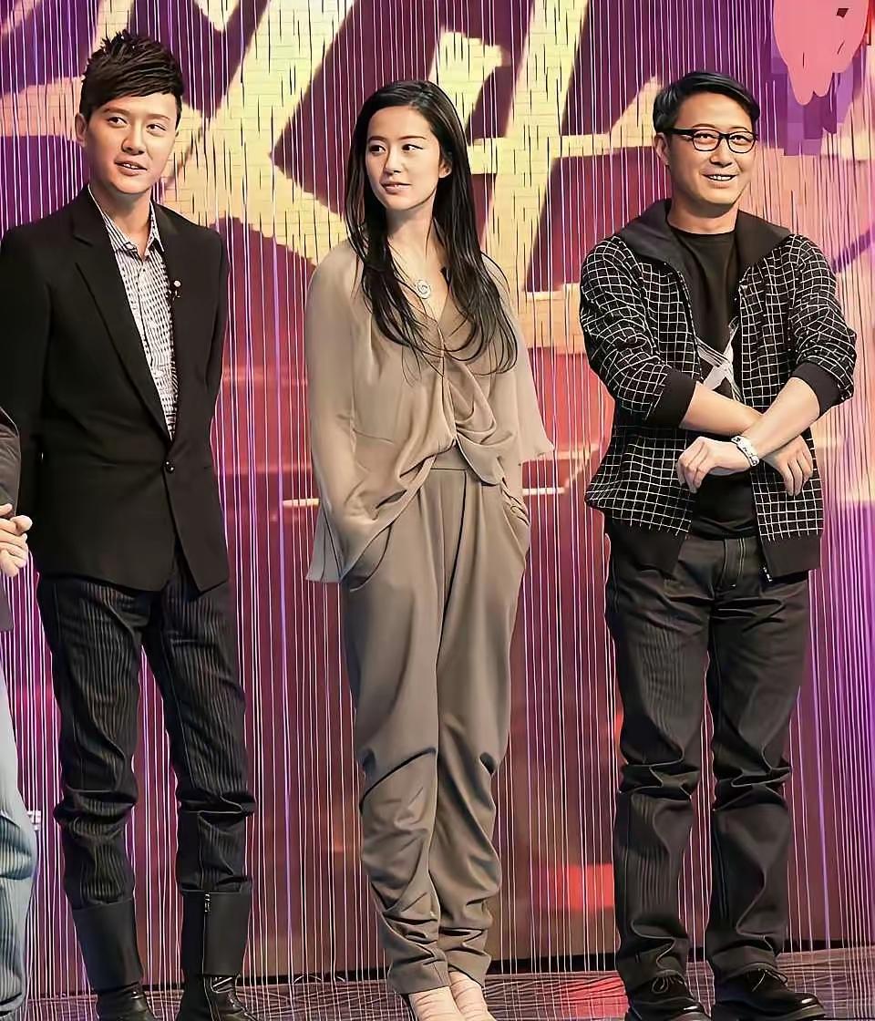 这照片有点失真冯绍峰和黎明我是认出来了中间站C位的女孩是谁啊？